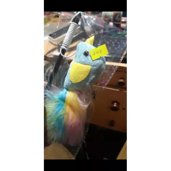 Varita negra con peluche azul y plumas